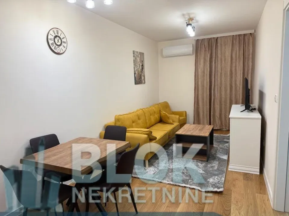 Izdavanje, jednosoban stan, 45m², Central Point, Podgorica