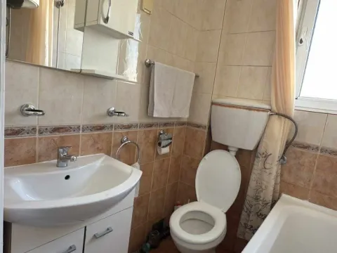 Izdavanje, trosoban stan, 70m², Centar, Bar - image 9