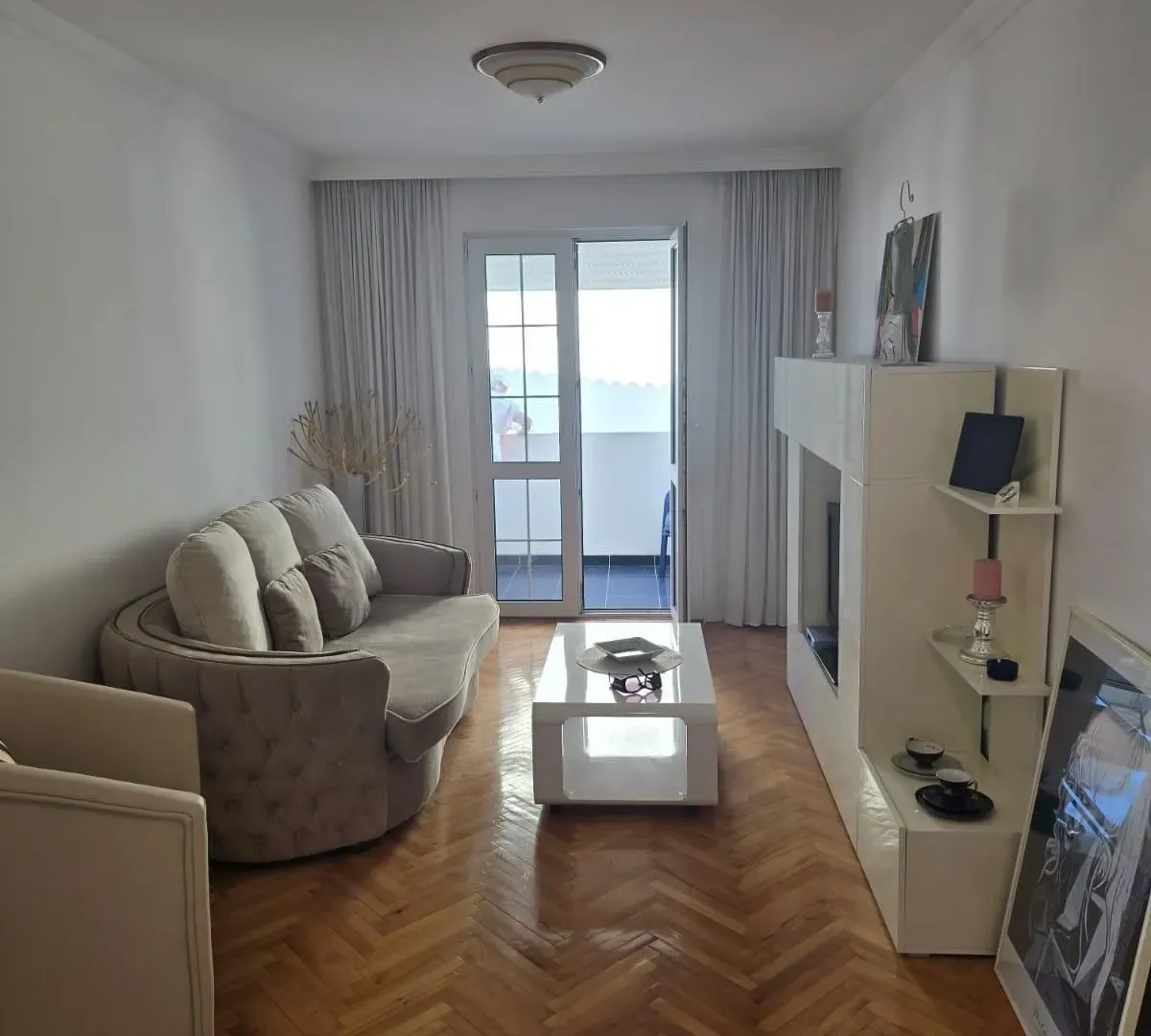 Izdavanje, dvosoban stan, 64m², Budva, Crna Gora