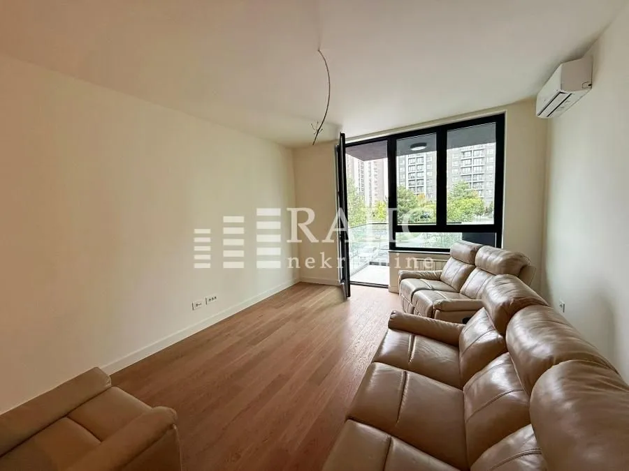 Living room with a sofa set and access to the terrace.