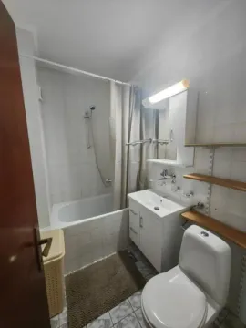 Kupatilo opremljeno kadom, umivaonikom i toaletom. - image 9
