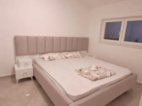 Izdavanje, trosoban stan, 100m², Šušanj, Bar - image 4