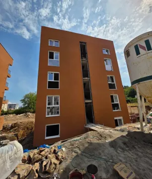 Spoljašnji izgled stambene zgrade u izgradnji sa fasadom i okolnim gradilištem. - image 7