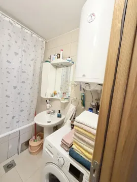 Manje kupatilo sa kadom, umivaonikom, veš mašinom i bojlerom. - image 14