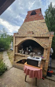 Veliki zidani roštilj u dvorištu kuće. - image 3