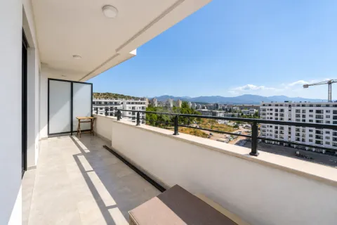 Prostrani popločani balkon sa ogradom i pogledom na grad i okolne planine. - image 18