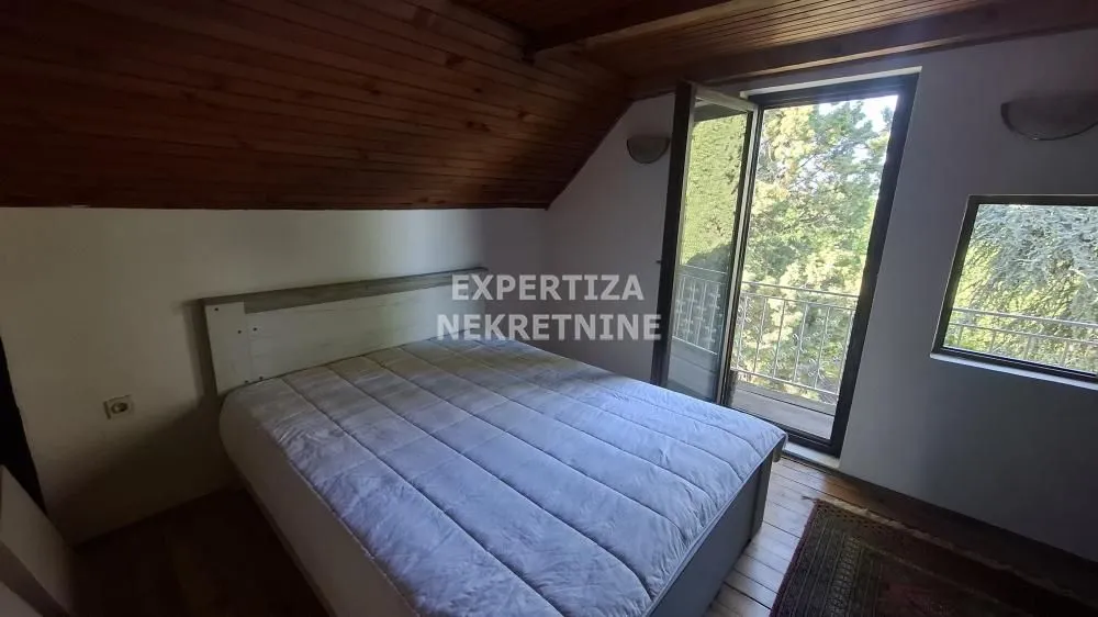 Attic bedroom with a double bed and access to the terrace.