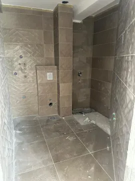 Kupatilo u fazi renoviranja obloženo keramičkim pločicama. - image 9