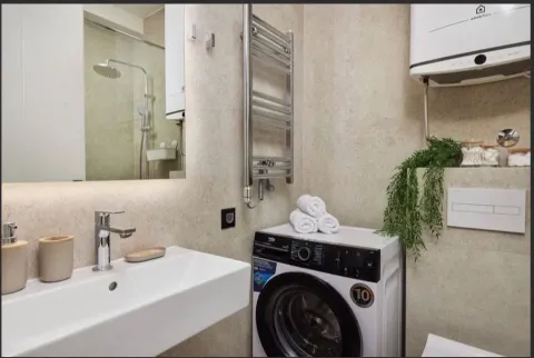 Moderne kupatilo sa umivaonikom, tuš kabinom i veš mašinom. - image 6