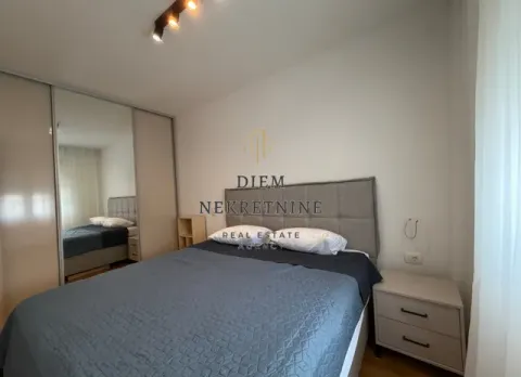 Namještena spavaća soba sa bračnim krevetom i ugradnim plakarom sa ogledalom. - image 10