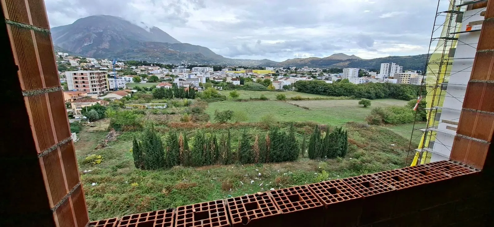 Pogled sa terase na grad i okolne planine u izgradnji.