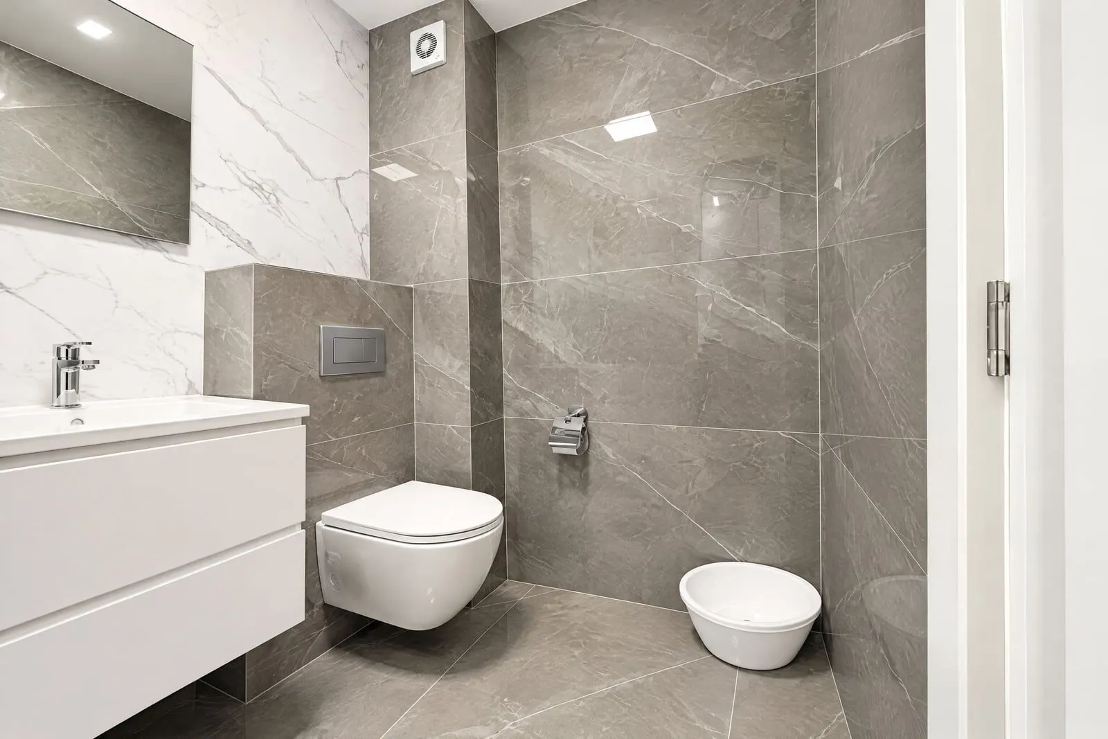 Moderne opremljeno kupatilo sa tuš kabinom, umivaonikom i WC šoljom.