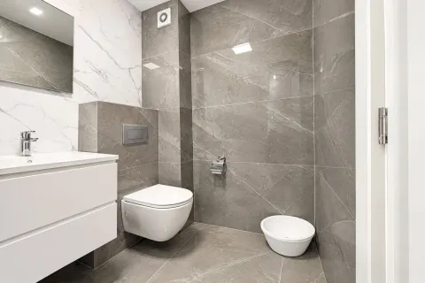 Moderne opremljeno kupatilo sa tuš kabinom, umivaonikom i WC šoljom. - image 9