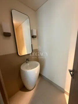 Manje kupatilo sa modernim umivaonikom i ogledalom. - image 16