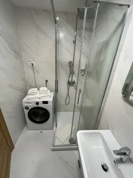 Moderne kupatilo sa tuš kabinom, umivaonikom i mašinom za veš. - image 15