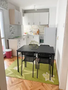 Kuhinja sa trpezarijom i bijelim elementima. - image 3