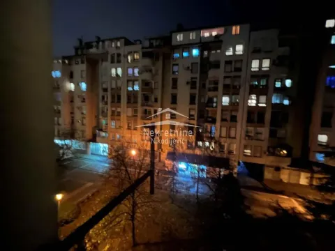 Noćni pogled sa prozora na okolne zgrade i ulicu. - image 10