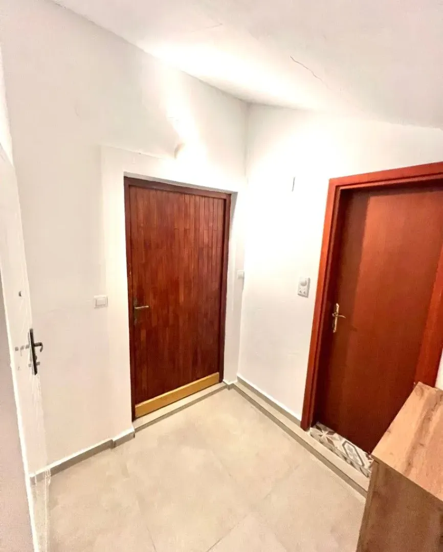 Izdavanje, jednosoban stan, 54m², Kava, Tivat