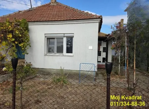 Pogled na prednju fasadu kuće sa dvorištem i ulazom. - image 3