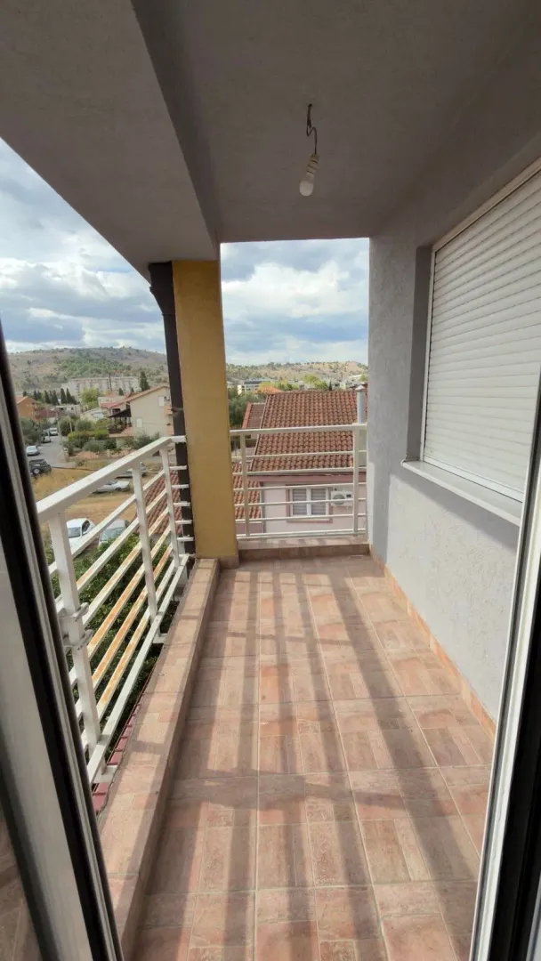 Covered balcony with ceramic tiles and a view of the surroundings.