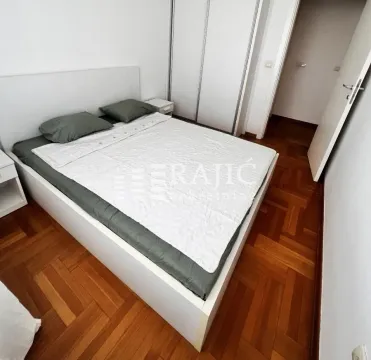 Furnished bedroom with a double bed and a built-in wardrobe. - image 5