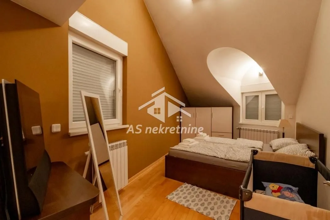 Izdavanje, četvorosoban stan, 140m², Obilićev Venac, Beograd
