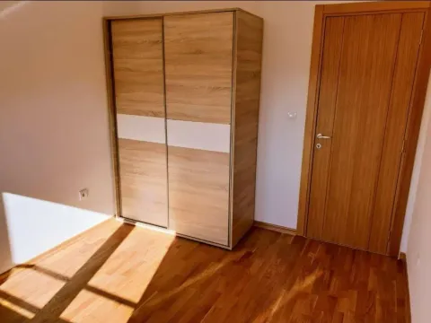 Manja spavaća soba sa drvenim garderoberom i laminatom na podu. - image 2