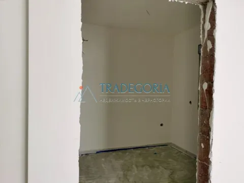 Pogled kroz otvor u zid na neopremljenu prostoriju u izgradnji. - image 3