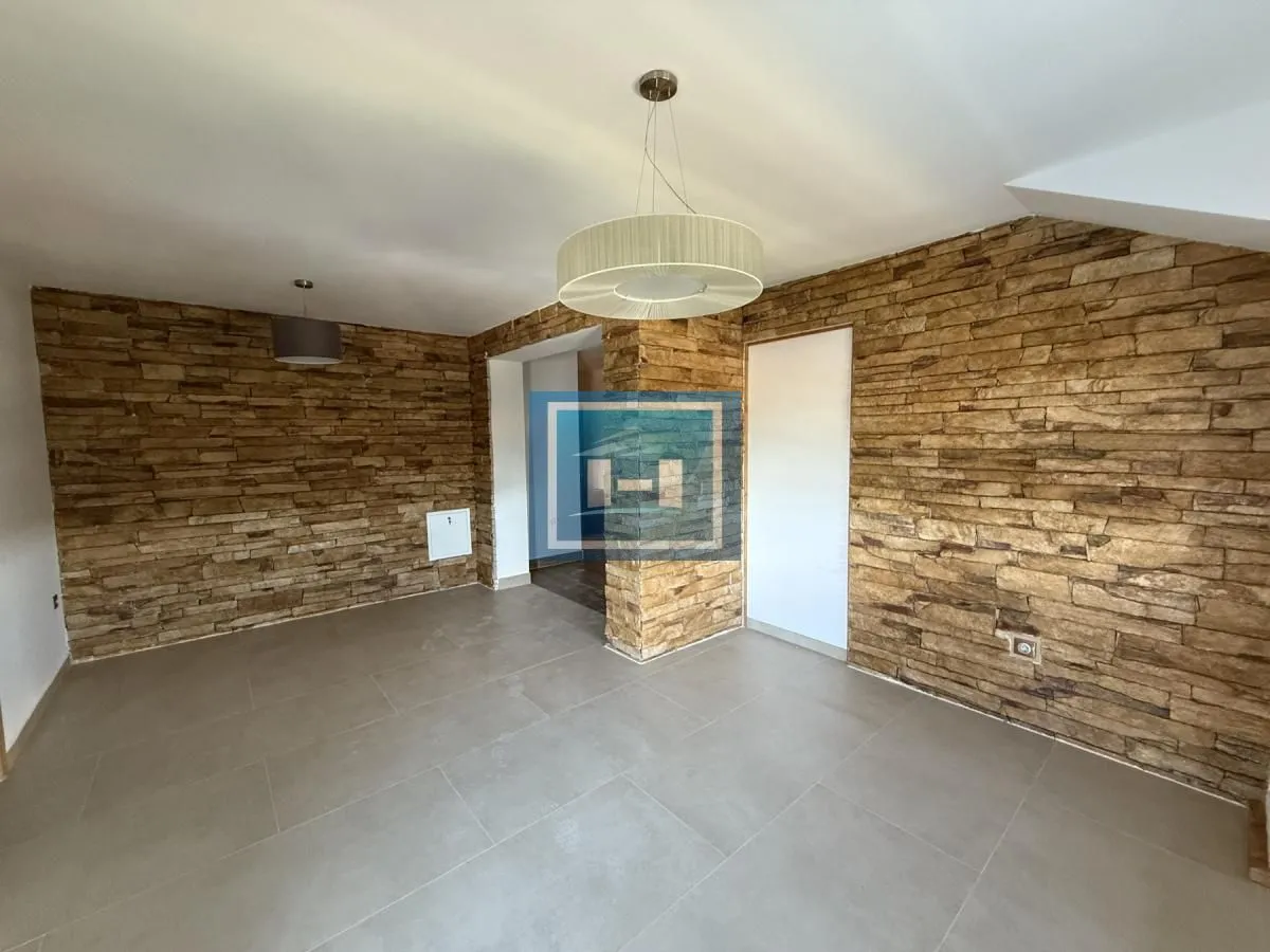 Prodaja, jednosoban stan, 77m², Vašarište, Jagodina