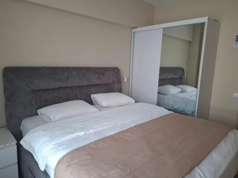 Spavaća soba sa bračnim krevetom i ugradnim plakarom sa ogledalom. - image 7