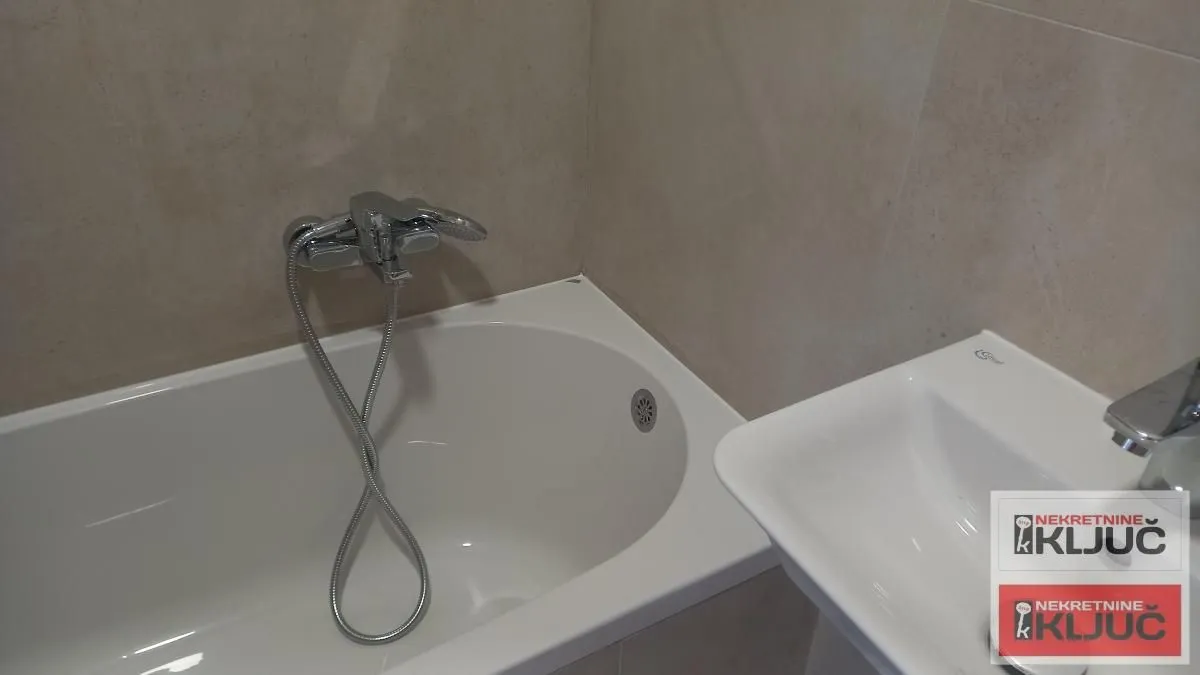 Prodaja, četvorosoban stan, 70m², Sremska Kamenica, Petrovaradin