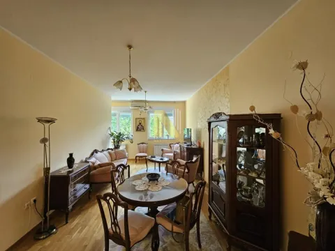 Prostrana i nameštena dnevna soba sa trpezarijskim stolom. - image 3