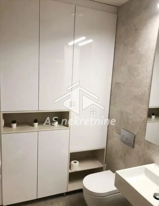 Izdavanje, trosoban stan, 68m², Vračar Sve Podlokacije, Beograd