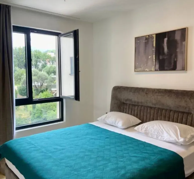 Izdavanje, dvosoban stan, 81m², Rafailovići, Budva