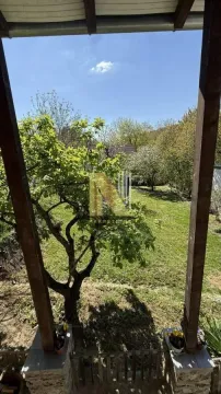 Pogled sa terase na uređeno dvorište i zelenilo. - image 4