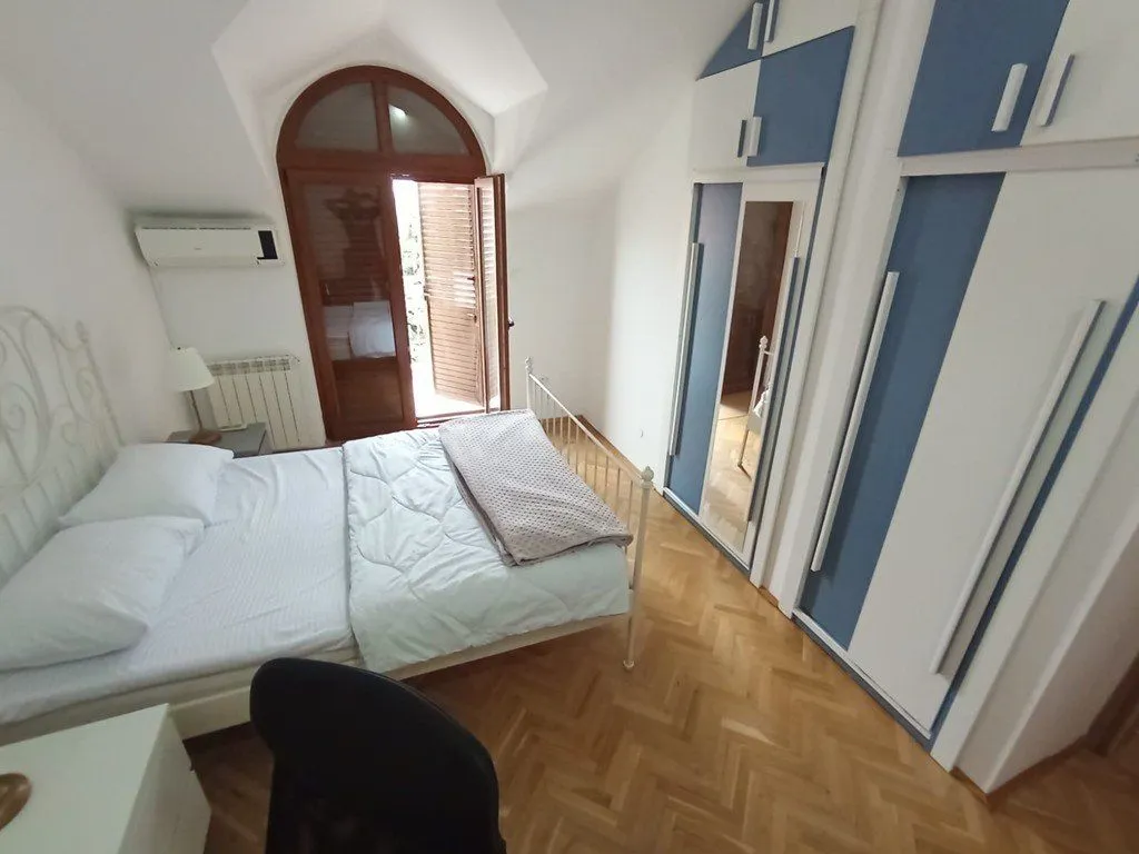 Izdavanje, kuća, 300m², Gorica C, Podgorica