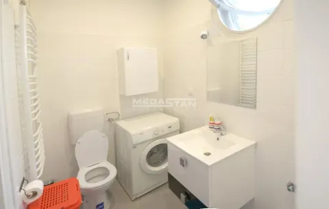Kupatilo opremljeno sanitarijama, umivaonikom, ogledalom i mašinom za veš. - image 7