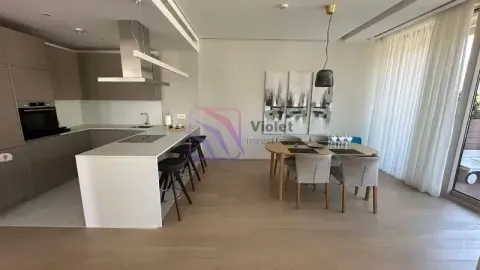 Moderna kuhinja sa šankom i trpezarijom u sklopu otvorenog prostora. - image 7