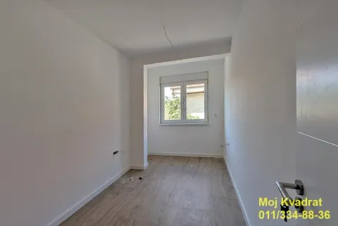 Prazna soba sa belim zidovima, parketom i prozorom. - image 6