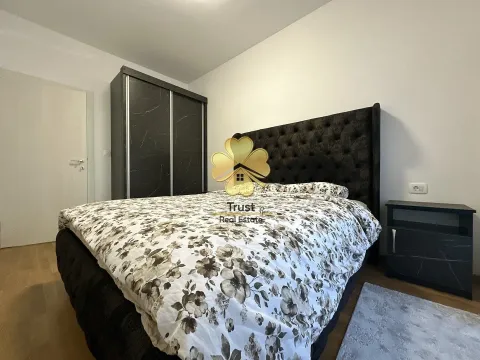 Spavaća soba sa bračnim krevetom, garderoberom i noćnim stočićem. - image 10