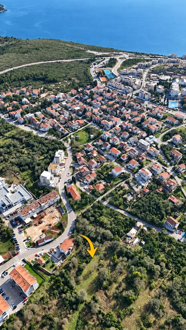 Pogled iz vazduha na lokaciju zemljišta i okolno naselje blizu obale.