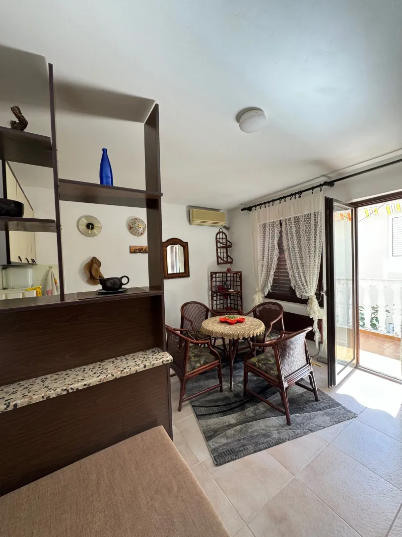 Living room with a dining table and access to the terrace.