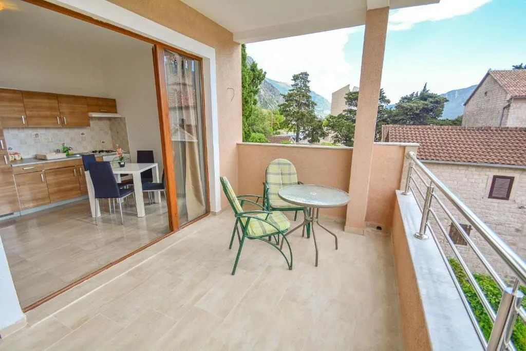 Rent, hospitality venue, 500m², Dobrota, Kotor