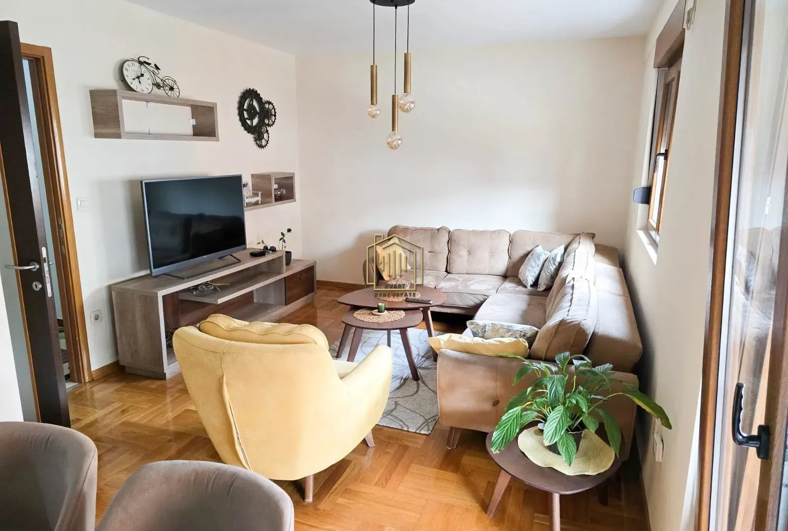 Izdavanje, dvosoban stan, 70m², Stari Aerodrom, Podgorica