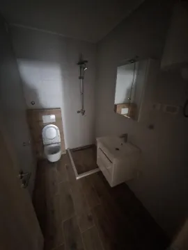 Kupatilo opremljeno tuš kabinom, umivaonikom i toaletom. - image 9