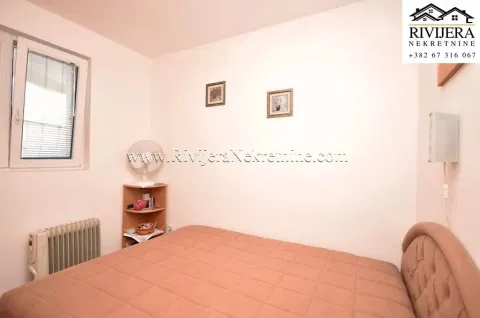 Manja spavaća soba sa bračnim krevetom, prozorom i radijatorom. - image 6
