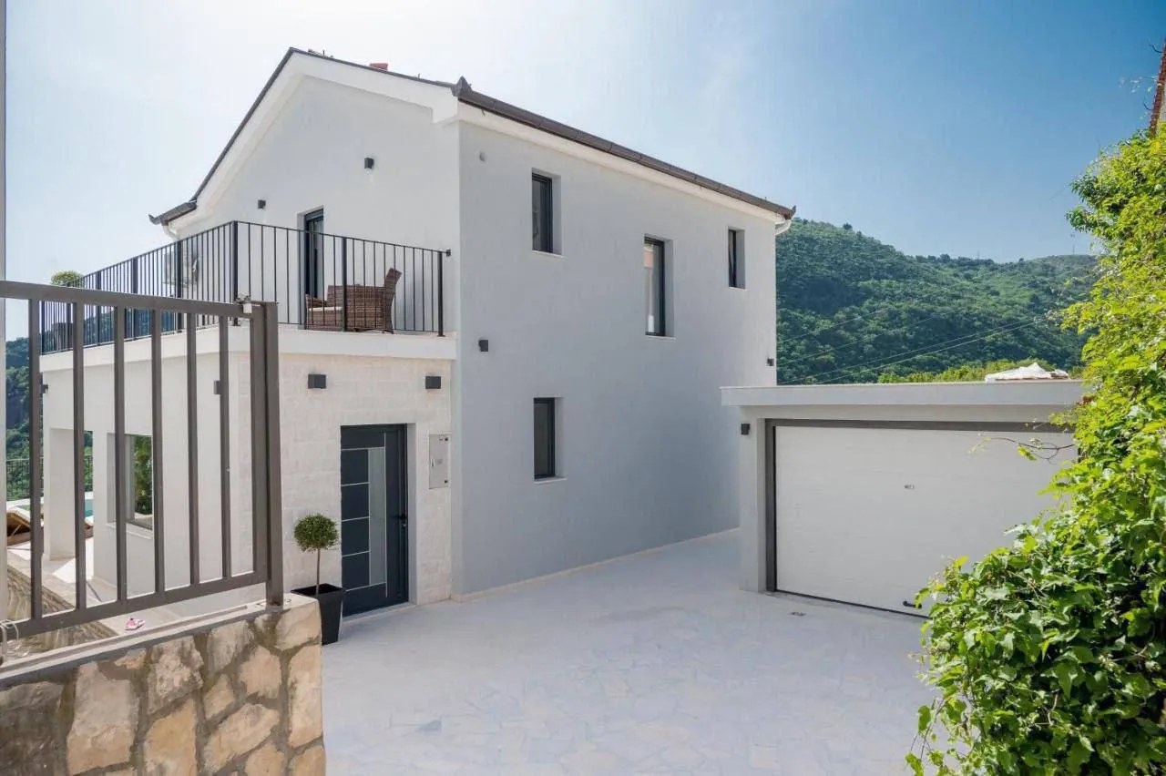 Sale, house, 160m², Bečići, Budva