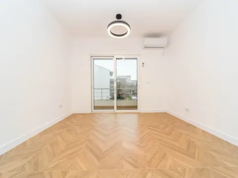 Izdavanje, poslovni prostor, 62m², Centar, Podgorica - image 1
