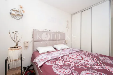Spavaća soba sa bračnim krevetom i ugradnim ormarom. - image 6