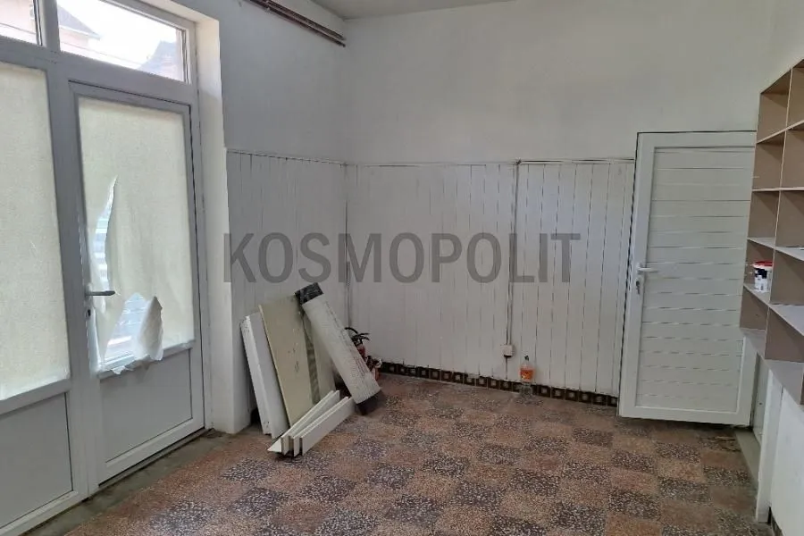 Rent, office space, 90m², Resnik, Beograd
